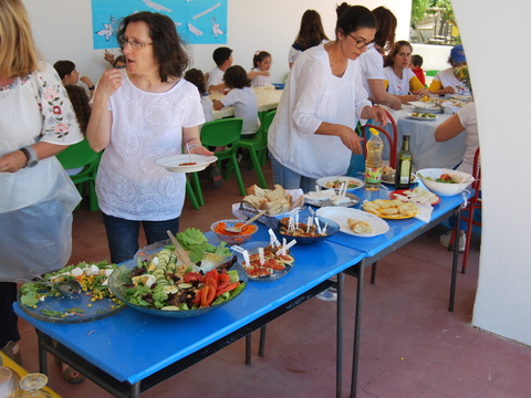 Utilização dos produtos da horta na alimentação das crianças ( receção aos corredores da Peace Run)